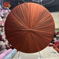 Panneau de rideaux de fond de scène élégant et professionnel en métal et soie bordeaux de 3 mètres, en forme d'éventail, pour événements de mariage en intérieur