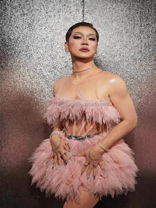 Costume de scène pour chanteuse, mannequin, invité, style siamois, plumes roses nues, bar de nuit, DJ - Product Image 4