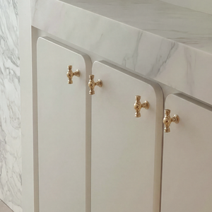 Puxador de Porta de Armário em Formato T Estilo Francês Minimalista H59 Latão PVD Dourado Furo Único para Gaveta de Guarda-Roupa e Toucador - Product Image 3