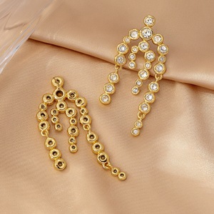 Aretes de Diseñador de Moda Tipo Candelabro con Borlas Largas y Burbujas de Circón Irregular, Chapados en Oro de 18K, para Fiestas y Regalos de Joyería - Product Image 5