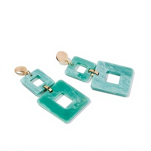 Boucles d'oreilles créoles géométriques colorées en résine 2026 pour femmes, bijoux de fête tendance, boucles d'oreilles statement en acrylique lucite d'Inde pour filles - Product Image 2