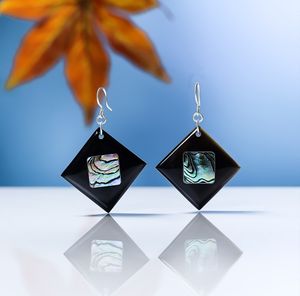 Pendientes Artesanales de Cuerno de Búfalo Minh Giang, Brillo Natural, Joyería Artesanal Contemporánea - Product Image 1