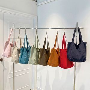 มี 8 สีให้เลือก กระเป๋าถือผ้าฝ้ายสำหรับผู้หญิง กระเป๋าโท้ทสีพื้นเรียบง่าย  รับสกรีนโลโก้ กระเป๋าโท้ทผ้าฝ้าย - Product Image 3