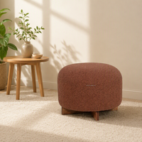 Pouf rond de style nordique en bois brûlé orange, repose-pieds contemporain avec base en bois cruciforme pour la décoration d'appartement