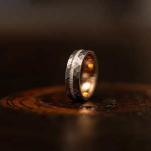Novirassine – Ensemble de bagues de mariage pour hommes, tendance, en acier tungstène de 6 mm de large, motif perforé, <span class=keywords><strong>plaqué</strong></span> <span class=keywords><strong>or</strong></span> 18 carats, étanche et de haute qualité, vente en gros - Product Image 1