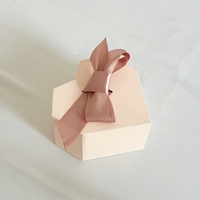 Kotak Hadiah Kardus Bentuk Hati Heksagonal Warna Pink Debu dengan Pita Satin untuk Pernikahan, Bridal Shower, dan Permen