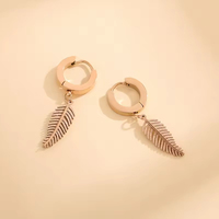 Boucles d'oreilles pendantes polyvalentes en acier inoxydable plaqué or rose, style minimaliste simple, avec pendentif plume, bijoux de niche