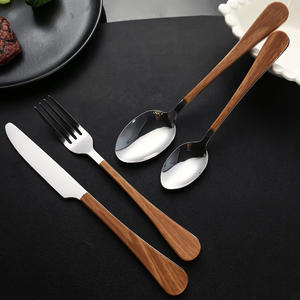 Juego de Cuchillos y Tenedores de Acero Inoxidable 1010, 4 Piezas, Borde Dentado, Hoja Pulida, Mango de Imitación Madera, Vajilla Occidental - Product Image 2