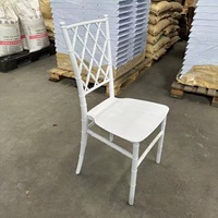 Chaise Chiavari blanche en résine pour événements, chaise d'extérieur pour hôtels, types de mobilier, chaise de mariage en gros avec coussins