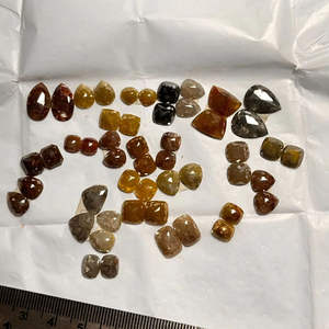 Par de Diamantes Naturales Multicolores con Corte Rosa, Certificados como Piedras Preciosas, Facetados en Elegante Forma de Corte Rosa para Joyería - Product Image 1