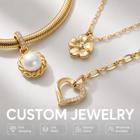 Collier Mosen esthétique en acier inoxydable avec pendentif cœur doré et breloque fleur de perle pour un style tendance.