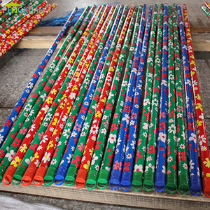 Balai à manche Long en bois naturel, vente en gros, bâton de balai en bois, Film PVC, Design de fleurs, revêtement, manche de balai à franges en bois - Product Image 4