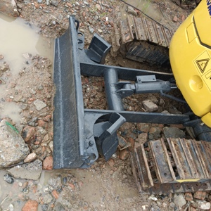 Miniexcavadora sobre orugas Komatsu PC18MR de Japón, compacta y potente de segunda mano con motor central y bomba para espacios reducidos - Product Image 2