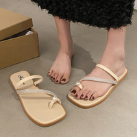 H-08 2025 pas cher style simple Flip Toe pantoufles pour femmes plage sandales plates diamant anneau croix sangle PU cuir diapositives
