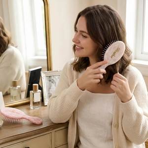 Cepillo Personalizado con Nombre Grabado, Cepillo para Masaje Capilar para Todo Tipo de Cabello, Regalo para Damas de Honor - Product Image 3