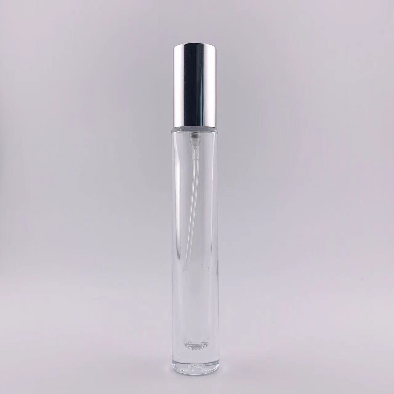 BOUTEILLE TRANSPARENTE AVEC PULVÉRISATEUR ARGENTÉ