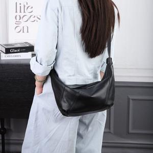 Sac bandoulière portable en cuir de vachette de haute qualité, style vintage et tendance, avec doublure en polyester et fermeture éclair - Product Image 1