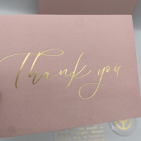 Boîte cadeau magnétique rose personnalisée avec autocollant de remerciement, logo estampé or, emballage en papier texturé de luxe pour journal