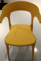 Silla de Bar Moderna de Plástico Rojo con Reposabrazos Fijos, Diseño Contemporáneo Ligero, Muebles para Restaurantes/Comercios