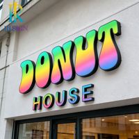 Enseignes lumineuses LED RGB haut de gamme avec bordure métallique, lettres multicolores changeantes, signalétique commerciale personnalisée pour devanture de magasin moderne