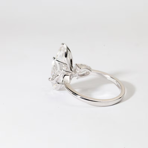 Bague de fiançailles de luxe en or massif 14 carats avec trois diamants de laboratoire de taille marquise, style Art Déco, bijou de promesse et de mariage - Product Image 3