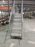 Plateforme de travail mobile industrielle en aluminium personnalisable LT avec escaliers, garde-corps de sécurité, hauteur réglable, roulettes verrouillables, garantie 1 an