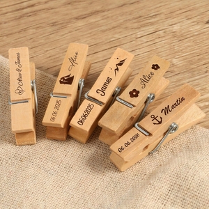 Clip in Legno Personalizzate, Fermagli in Legno su Misura, Clip con Nome Inciso per Decorazioni Feste, Segnaposto Matrimonio, Espositori Foto - Product Image 1