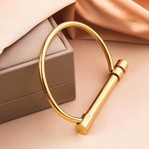 Joyería de Moda, Brazaletes de Acero Inoxidable Chapados en Oro de 18K con Forma de D y Diamantes, Diseño de Hebilla de Herradura con Tornillo, Brazaletes para Mujer - Product Image 4