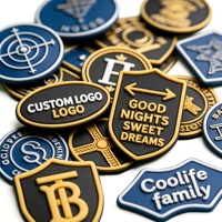 Écussons personnalisés en caoutchouc souple 3D à coudre, motifs cœur/fleur imprimés, badges logo, faible MOQ pour vêtements