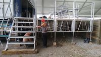 Escalier de scène en alliage d'aluminium avec 2 garde-corps latéraux, 6 marches, largeur 1,22 m pour hauteur 1-1,5 m
