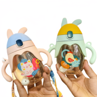 Bouteille d'eau pour enfants en plastique sans BPA |   Bouteille à paille pour tout-petits avec double poignée et sangle |   Mignonnes oreilles pour l'apprentissage de la boisson chez les nourrissons