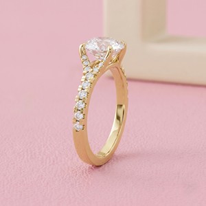 Bague de fiançailles solitaire ovale de luxe avec bande en or à double coudille et accents de diamants pavés pour bijoux de mariée élégants - Product Image 3