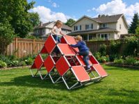 Structure d'escalade pyramidale rouge pour enfants en plein air, structure de jeu pour maternelle avec cadre en acier