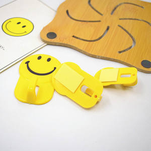 Ganchos con diseño de carita sonriente de dibujos animados, sin necesidad de taladrar, resistentes, con adhesivo sin residuos, aptos para cocinas y dormitorios, disponibles. - Product Image 4