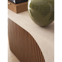Table console sculpturale en marbre Dream Home, profil d'arche asymétrique, panneau en bois de noyer cannelé, mobilier de luxe pour salon et hall