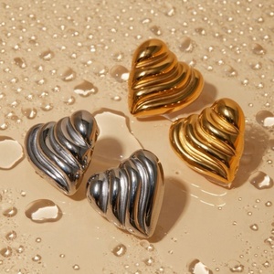 Boucles d'oreilles clous personnalisées style Ins, bijoux de mode, plaqué or 18 carats, acier inoxydable texturé, boucles d'oreilles cœur pour femmes - Product Image 2
