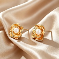 Boucles d'oreilles clous en forme de rose non personnalisées, en or blanc K / doré + perle blanche
