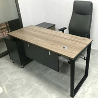 Bureau de direction moderne minimaliste en forme de L avec finition grain de bois, structure métallique et armoire latérale mobile - Mobilier de bureau commercial
