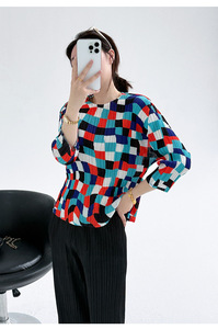 Ensemble plissé 2 pièces style Miyake pour <span class=keywords><strong>femme</strong></span> : haut coloré à motif géométrique et pantalon large plissé à <span class=keywords><strong>carreaux</strong></span> – Tenue décontractée - Product Image 2