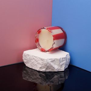 Bougie artistique en cire de soja en verre à bords festonnés rayés rouge et blanc, décoration moderne pour la maison, parfumée aux fleurs, fabriquée à la main, durée de combustion de 40 à 60 heures - Product Image 2