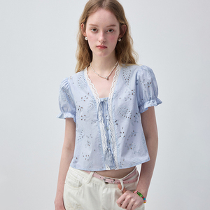 VEGA CHANG Camicetta a Maniche Corte Azzurra per Donna con Ricamo Traforato, Bordo in <span class=keywords><strong>Pizzo</strong></span>, Scollo a V e Maniche a Sbuffo, Orlo Corto - Product Image 1