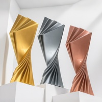 Trophée en résine haut de gamme au design créatif et irrégulier, trophée commémoratif pour employés, trophée de champion en résine pour personnalisation en petite série