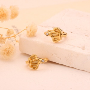 Boucles d'oreilles créoles couronne en acier inoxydable de qualité supérieure pour femmes, plaquées or 18 carats avec zircon, style tendance, cadeaux de fêtes, vente en gros - Product Image 1