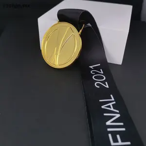 Venda quente alta qualidade personalização vitória medalhas esportes metal crachá com cordão fábrica medalha promocional