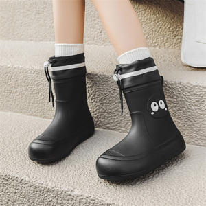 Botas de lluvia impermeables de longitud media para niños y familia Plantilla antideslizante de PU Zapatos deportivos acuáticos con diseño de dibujos animados para el invierno - Product Image 4