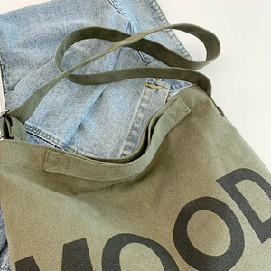 กระเป๋าผ้าแคนวาสสะพายข้างลายตัวอักษรวินเทจขนาดใหญ่ พร้อมโลโก้แบรนด์พิมพ์ลาย - Product Image 5