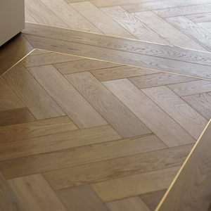 Parquet en bois d'ingénierie en chêne à chevrons 3D brossé multicouche de qualité AB, 15 mm, avec système T&G, conforme à la norme REACH française, pour usage résidentiel - Product Image 1