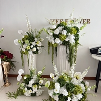 Idées de mariage : Décoration magique pour l'allée de cérémonie, fleurs blanches et vertes, bouquet de lys calla, centre de table, chemins de table