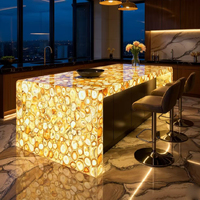 Comptoir de bar d'îlot de cuisine moderne en cristal rose, quartz rose et onyx rétroéclairé avec lumière LED