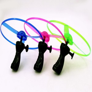 Platillo volador de alambre de tracción luminoso, juguetes para niños, juguete volador giratorio para exteriores, luz LED, Libélula de bambú intermitente voladora - Product Image 1